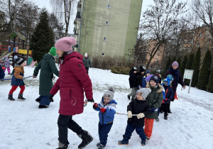 Dzieci bawią się przy muzyce.