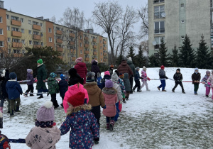 Dzieci bawią się przy muzyce.