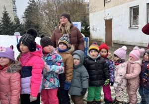 Dzieci bawią się przy muzyce.