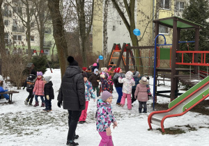 Dzieci bawią się w ogrodzie.