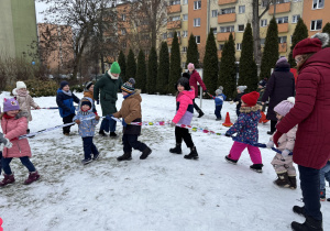 Dzieci bawią się przy muzyce.