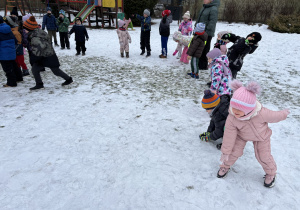 Dzieci bawią się przy muzyce.
