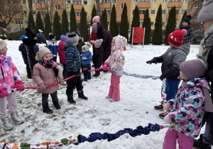 Dzieci bawią się przy muzyce.