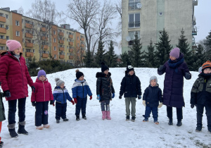 Dzieci bawią się przy muzyce.