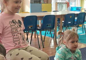 dziewczynka świeuje urodziny w grupie przedszkolnej razem z kolegami i koleżankami