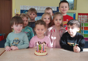 dziewczynka świeuje urodziny w grupie przedszkolnej razem z kolegami i koleżankami