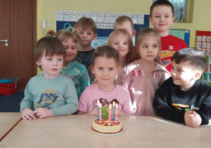 dziewczynka świeuje urodziny w grupie przedszkolnej razem z kolegami i koleżankami