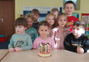 dziewczynka świeuje urodziny w grupie przedszkolnej razem z kolegami i koleżankami