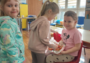 dziewczynka świeuje urodziny w grupie przedszkolnej razem z kolegami i koleżankami