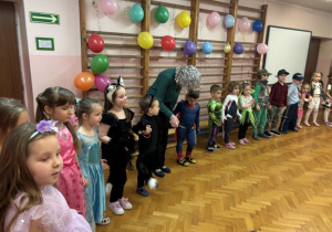 Dzieci bawią się na balu.