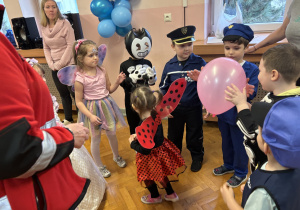 Dzieci bawią się na balu.