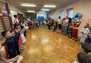 Dzieci bawią się na balu.