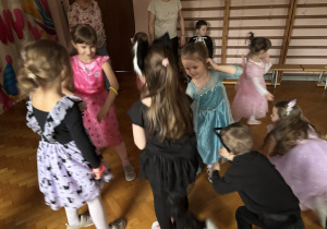 Dzieci bawią się na balu.