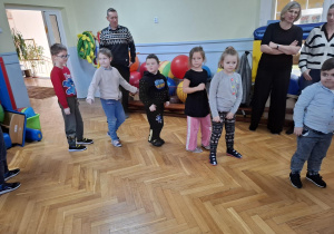 dzieci bawią i tańczą w kole