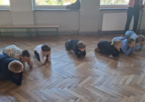 dzieci stoją w kole, ćwiczą wspólnie z innymi