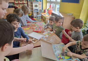 dzieci przy stolikach grają w różne matematyczne gry