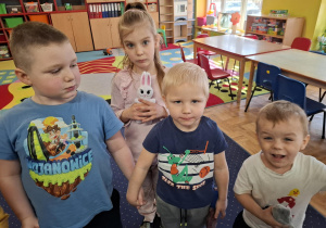 warsztaty rękodzielnicze, dzieci wykonują króliki
