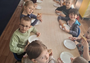 zajęcia kulinarne, dzieci pieką gofry