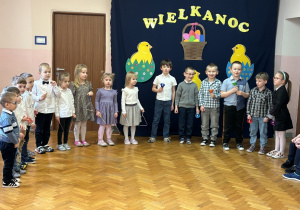 Grupa I prezentuje wielkanocną piosenkę.