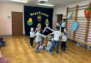Grupa II prezentuje wielkanocną piosenkę.