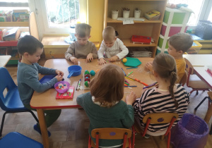 przygotowania do świąt, malowanie jajek