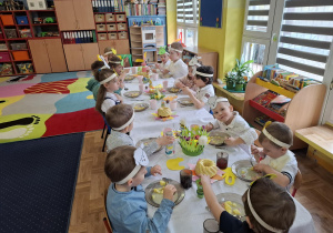 dzieci uczestniczą w wielkanocnym obiedzie