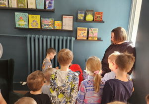 Dzieci zwiedzają bibliotekę.