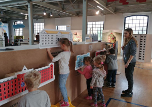 Dzieci z grupy 1 oglądają łódzkie budynki.