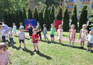 Dzieci prezentują program artystyczny dla mamy i taty.
