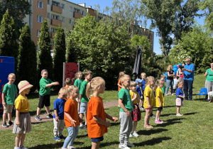 Dzieci prezentują program artystyczny dla mamy i taty.