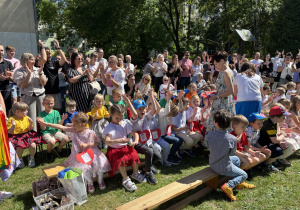 Wszyscy gromadzą się w ogrodzie.