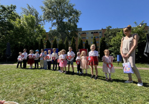 Dzieci prezentują program artystyczny dla mamy i taty.