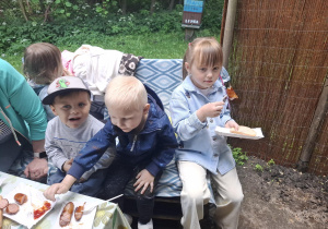 dzieci podczas wycieczki do pasieki w Lipce jedzą kiełbaski