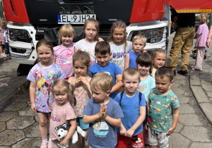 Wspólne zdjęcie wszystkich dzieci z gr 4.