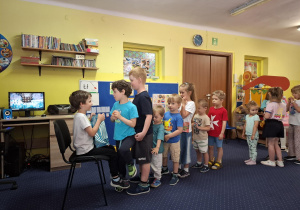 chłopiec świętuje urodziny, dzieci składają mu życzenia