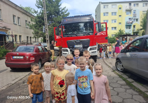 zdjęcie grupy I przed wozem strażackim