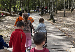 Dzieci wędrują po ścieżce.