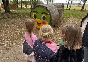 Dzieci obserwują otoczenie.