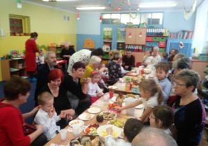 Wspólny poczęstunek w grupie 2.