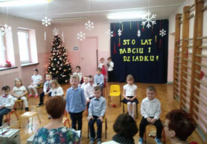 Grupa 2 prezentuje występ dziadkom.