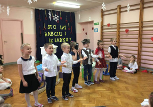 Dzieci z grupy 3 recytują wiersz dla dziadków.