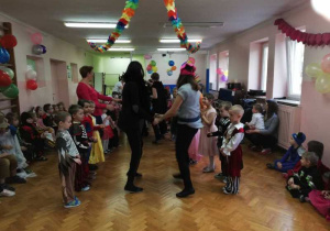Dzieci z grupy 1 i 2 tańczą Swing w uliczce.
