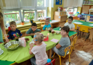 Samodzielnie przygotowane przez dzieci potkanie przy herbacie.