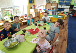 Samodzielnie przygotowane przez dzieci potkanie przy herbacie.