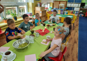 Samodzielnie przygotowane przez dzieci potkanie przy herbacie.