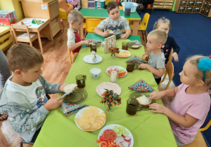 Nasze wspólne śniadanie. Dzieci samodzielnie przygotowują kanapki dla siebie.