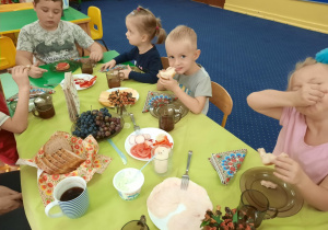 Nasze wspólne śniadanie. Dzieci samodzielnie przygotowują kanapki dla siebie.