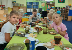 Nasze wspólne śniadanie. Dzieci samodzielnie przygotowują kanapki dla siebie.