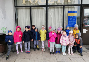 Cała grupa przed pocztą.