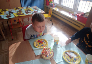 chłopiec dmucha świeczkę